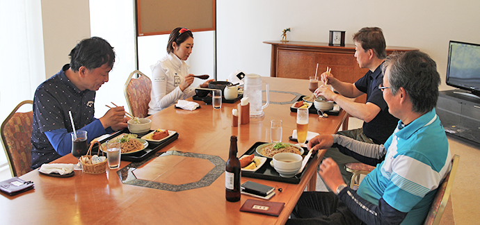 パーティールームにて昼食